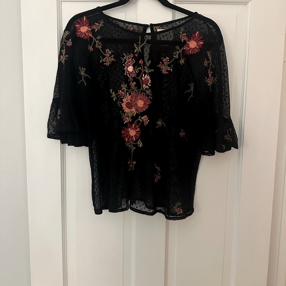 Anthropologie mesh embroidered short sleeve top. 
Size: X-small
